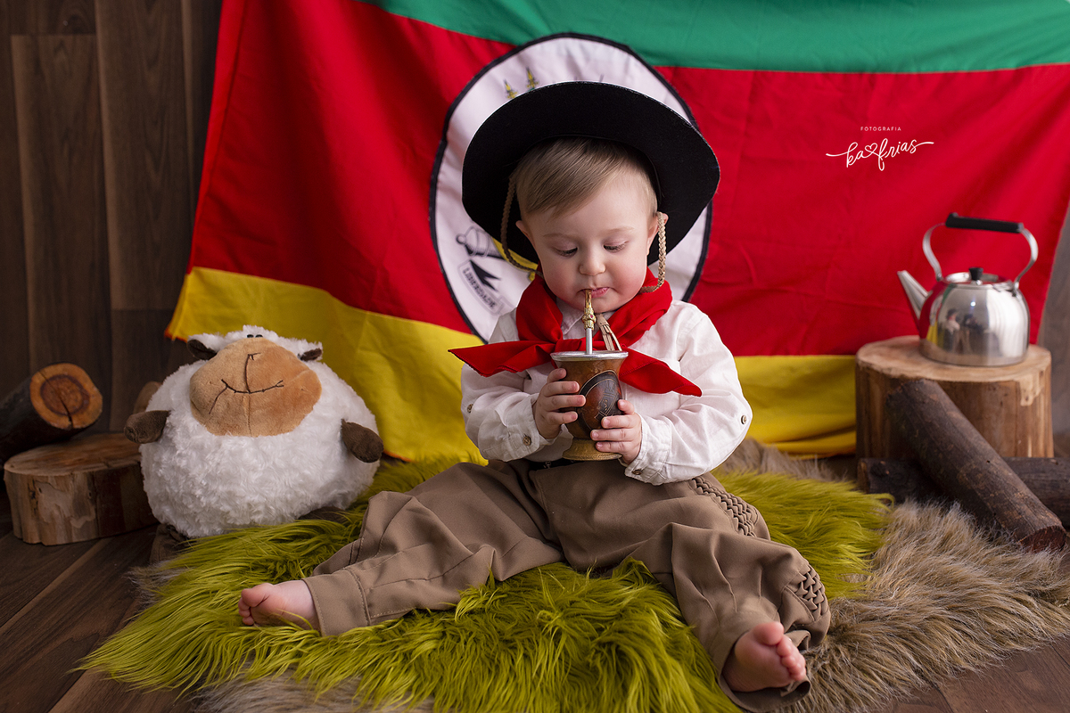 O MENINO TOMA CHIMARRAO NO ENSAIO INFANTIL