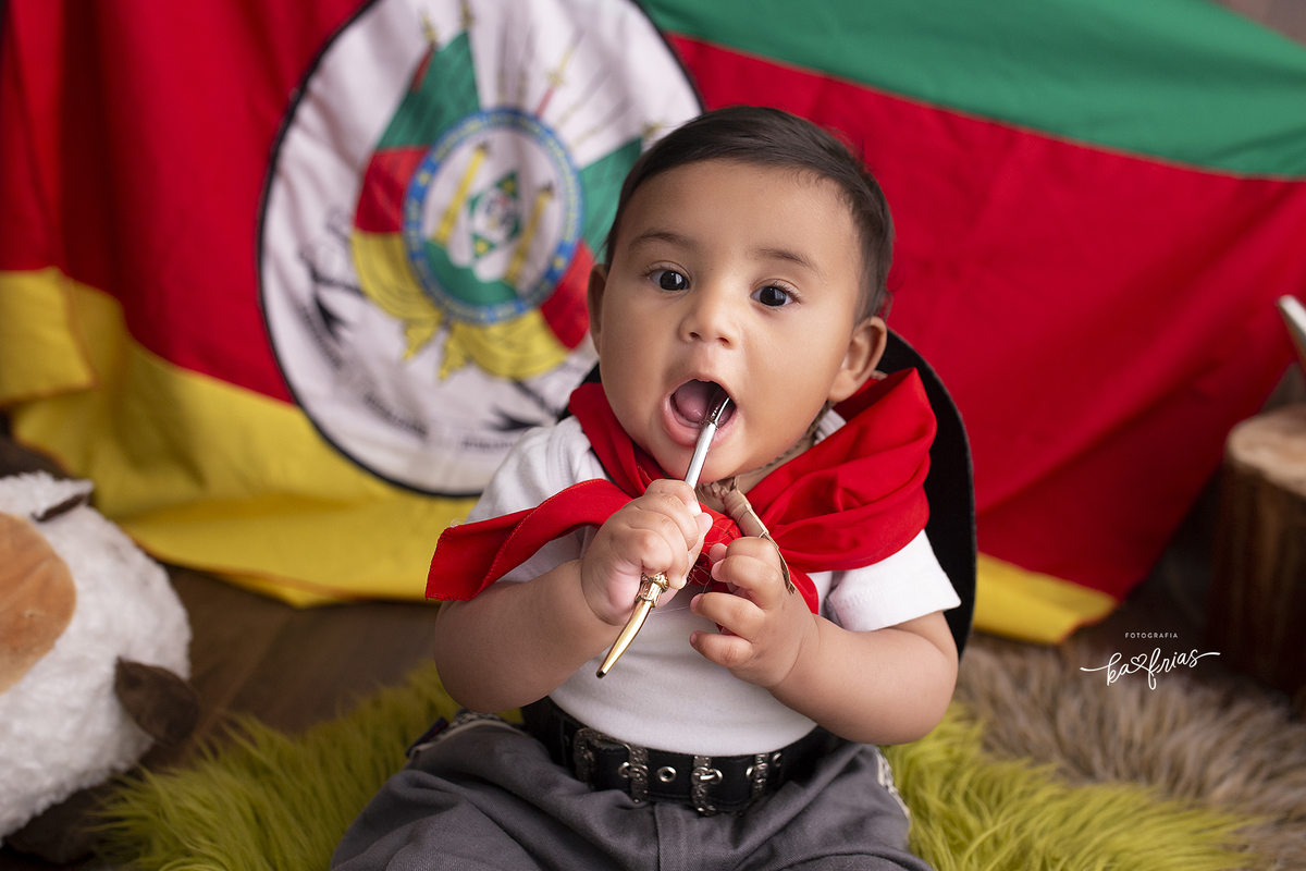 o bebe olha para a fotografa de caxias do sul, ka frias