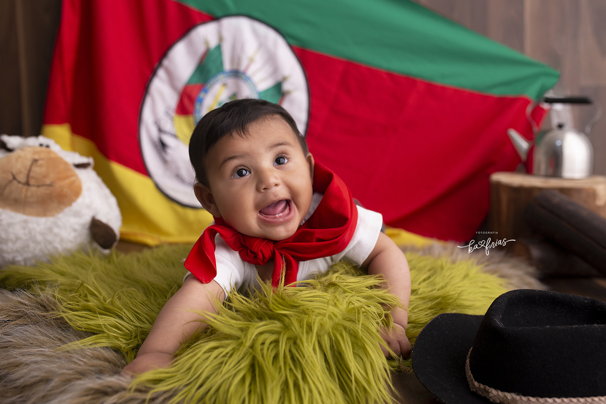 no ensaio infantil, o bebe sorri