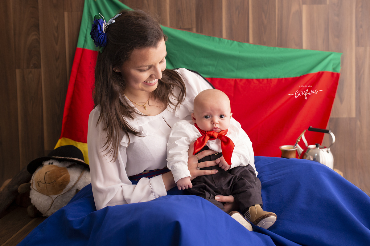 O MENINO ESTA NO COLO DA MAE PARA AS FOTOS DE ACOMPANHAMENTO MENSAL