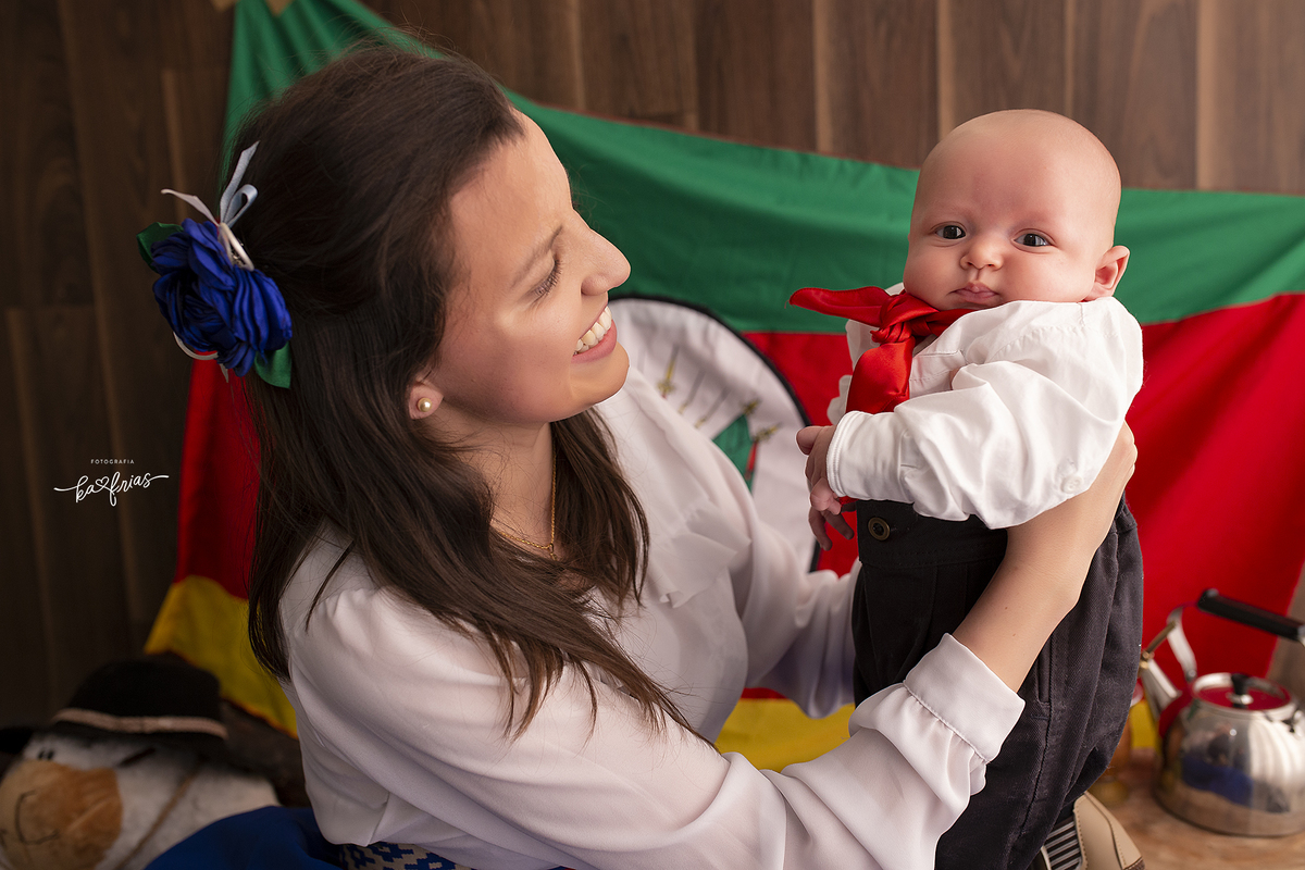 O BEBE OLHA PARA A FOTOGRAFA DE CAXIAS DO SUL, KA FRIAS
