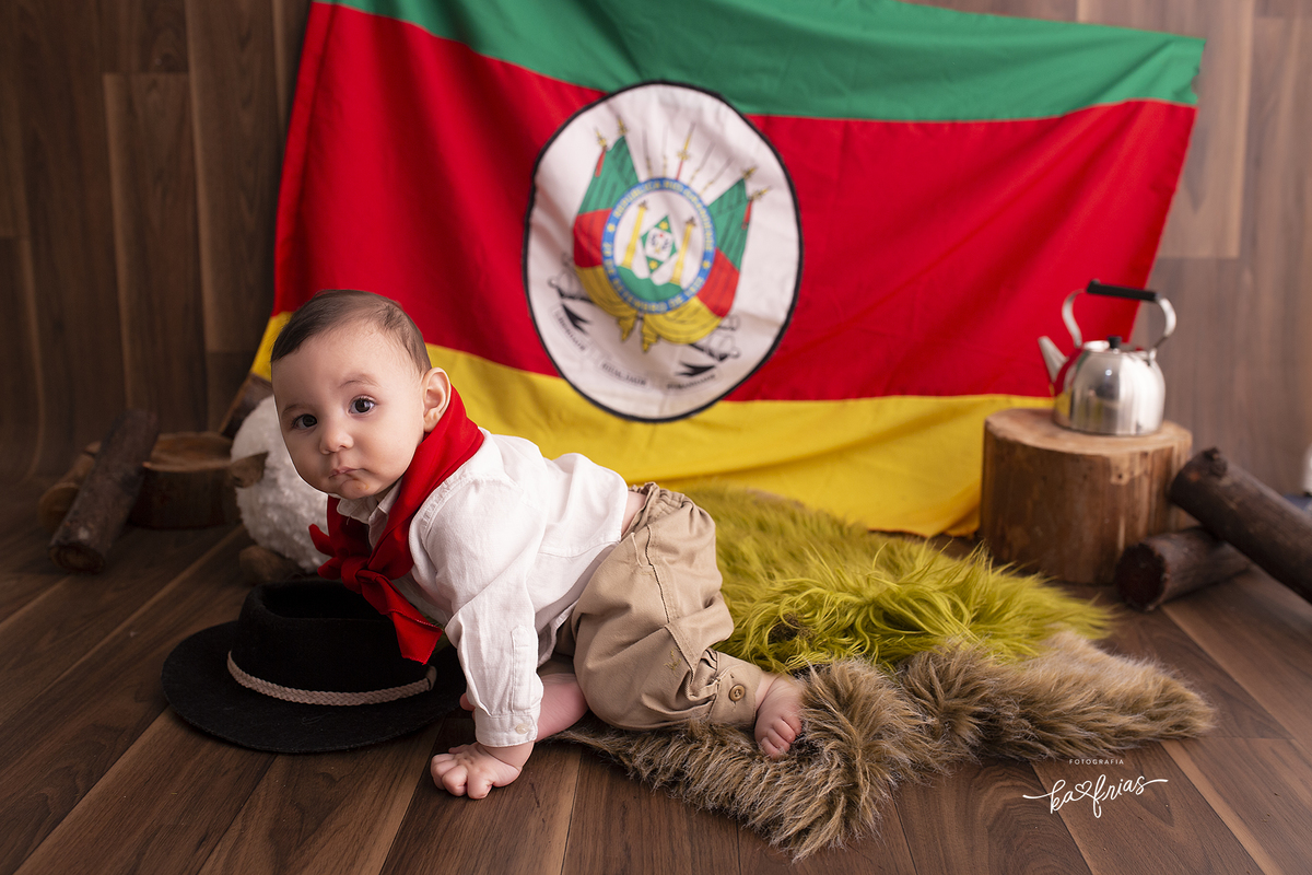 o menino olha para a fotografa de bebes de caxias do sul, ka frias