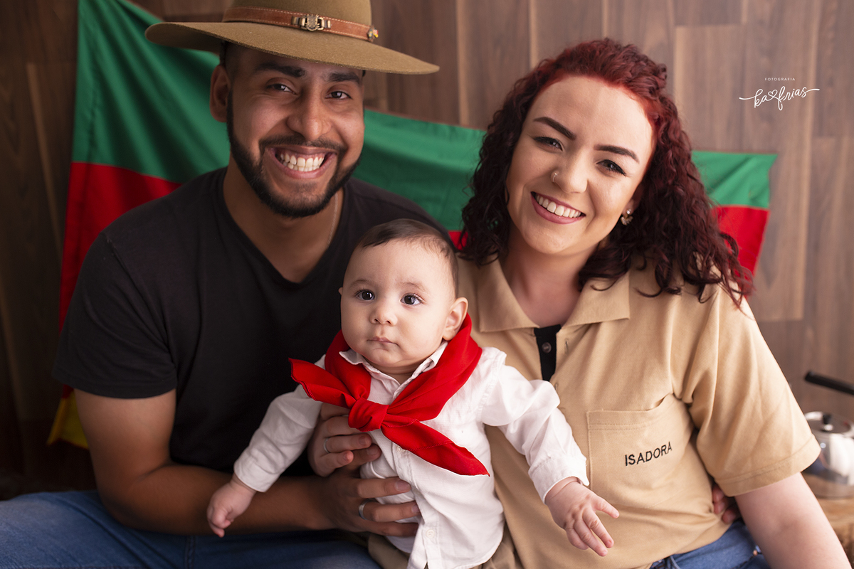 no acompanhamento mensal os pais tambem se vestiram para as fotos