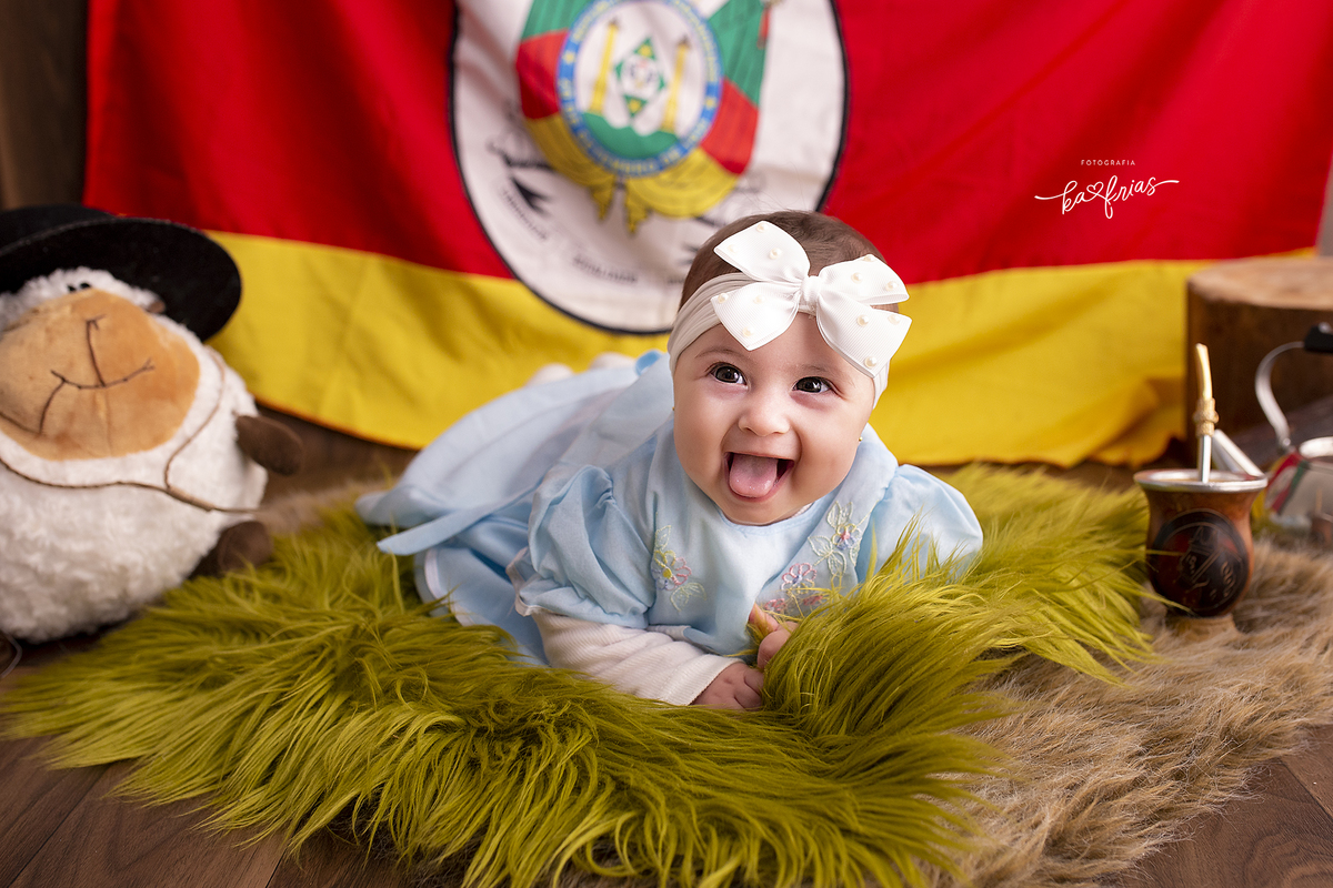 no acompanhamento mensal a menina esta vestida de prenda