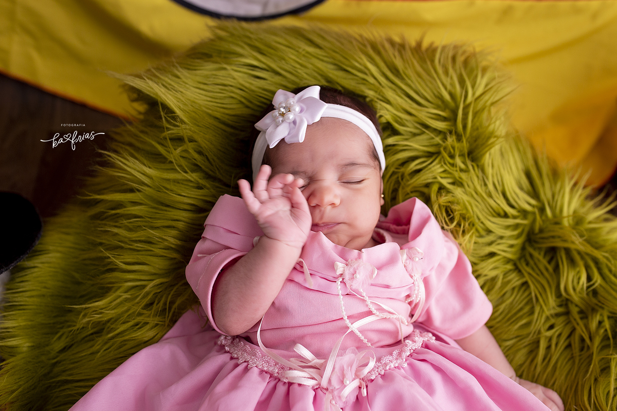 no acompanhamento mensal a bebe esfrega os olhos