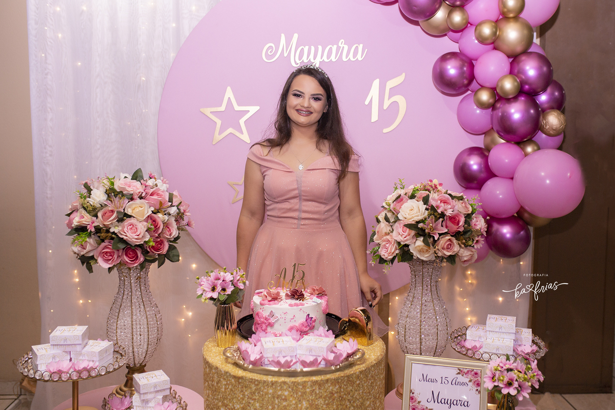 A menina posa para as fotos de 15 anos