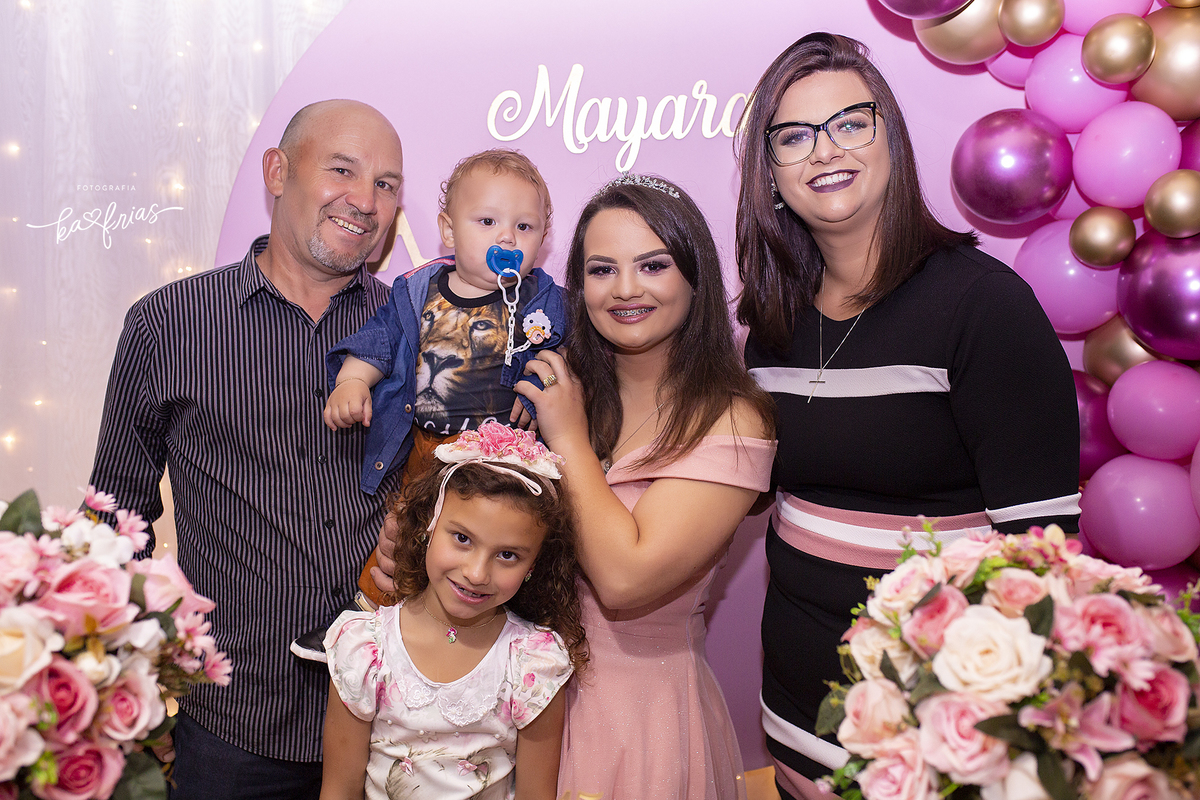 a familia participa da festa de 15 anos da menina