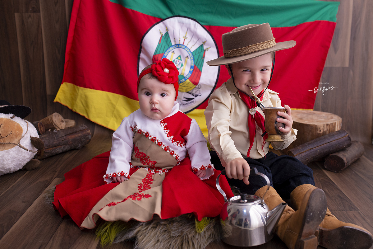 o irmao sorri para a fotografa de crianças de caxias do sul, ka frias