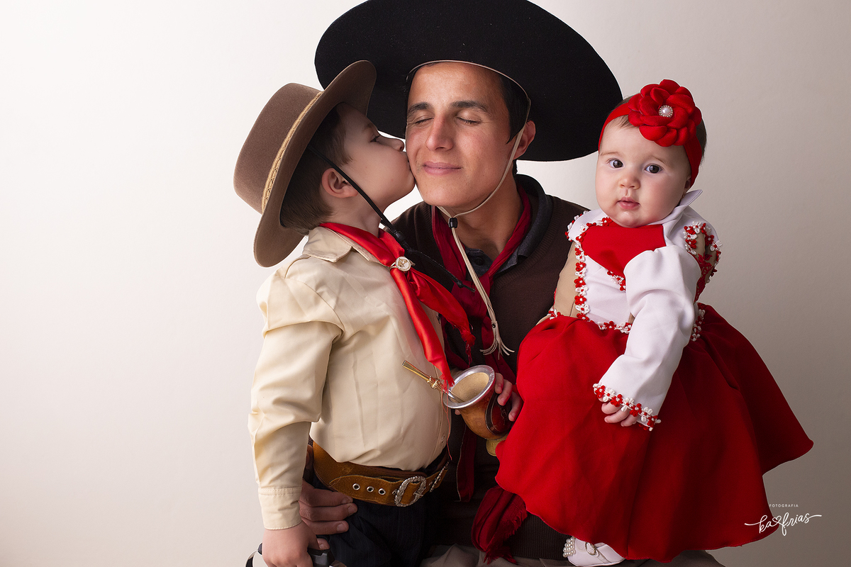 o filho beija o pai no ensaio de gaucho