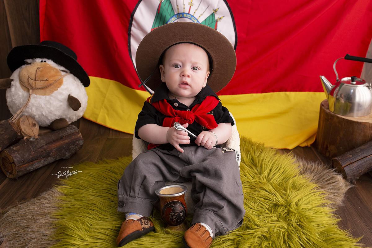 o menino olha para a fotografa de bebes de caxias do sul, ka frias