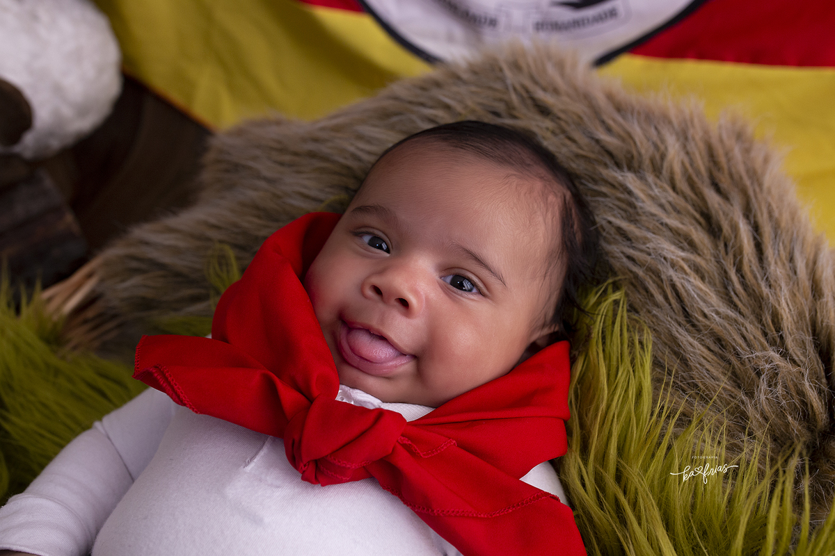o menino mostra a lingua no ensaio de 2 meses