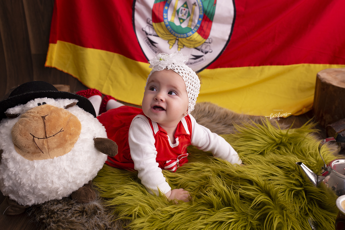 a menina esta de bruços na sessão de fotos