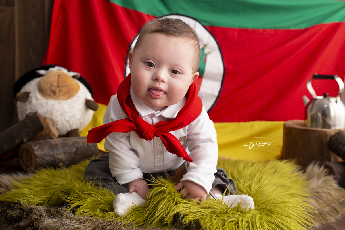 o menino esta olhando para a fotografa de bebes de caxias do sul, ka frias