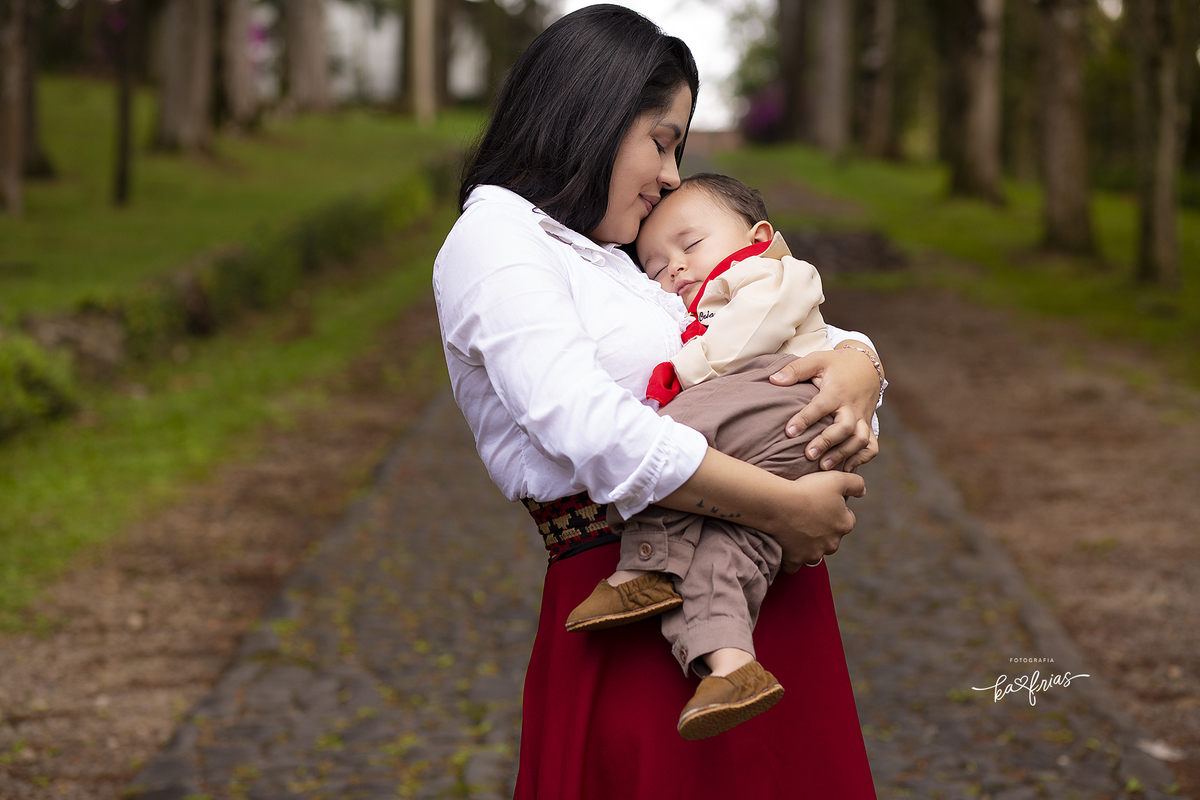 o menino dorme no colo da mãe