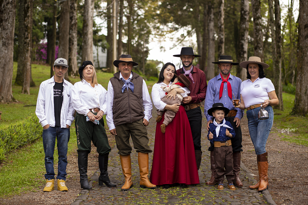 a familia toda participa do ensaio do bebe