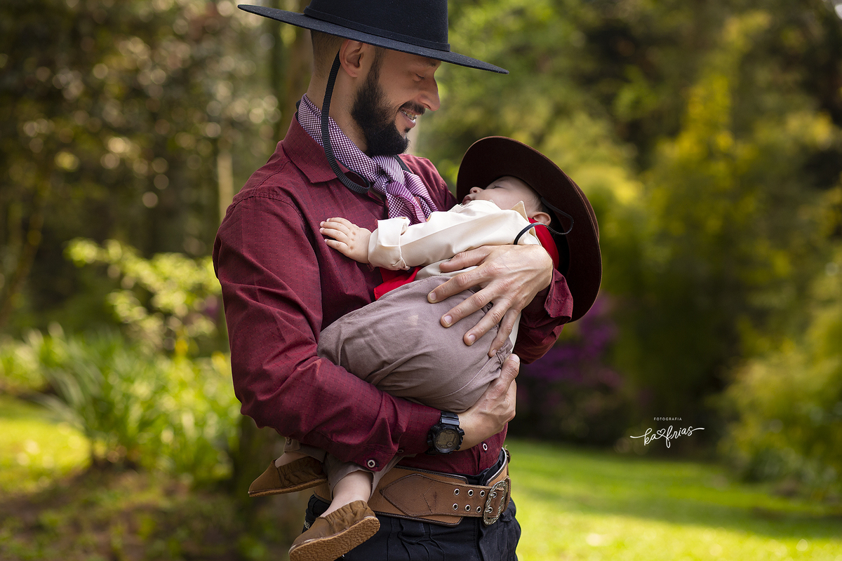 o bebe dorme no ensaio externo infantil