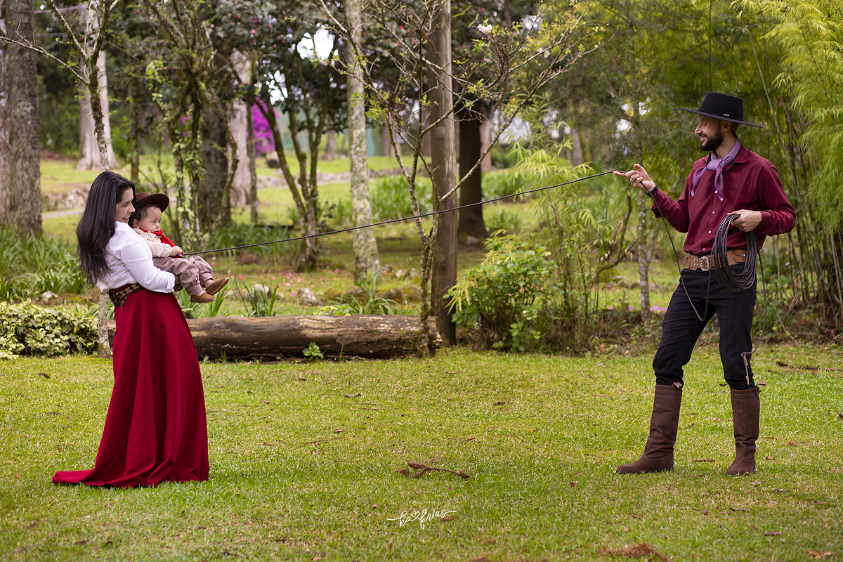 os pais brincam de laço no ensaio externo infantil