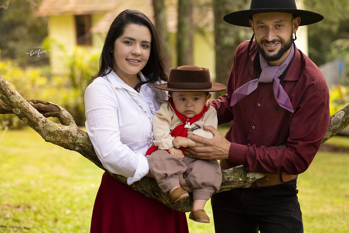 a familia posa para a fotografa de caxias do sul, ka frias