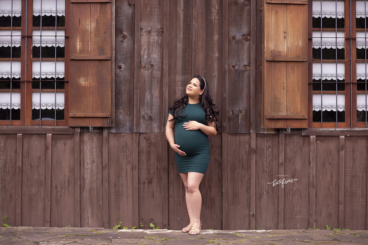 a gestante posa para o ensaio externo