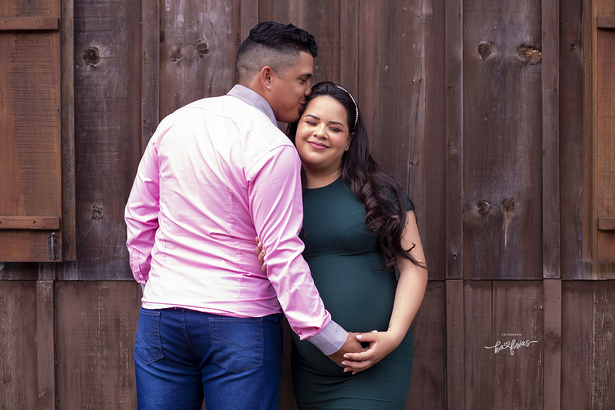 o pai beija a gestante durante sessão de fotos