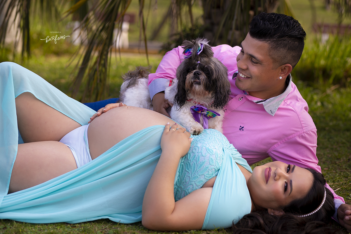 a gestante olha para a fotografa de gestantes de caxias do sul, ka frias