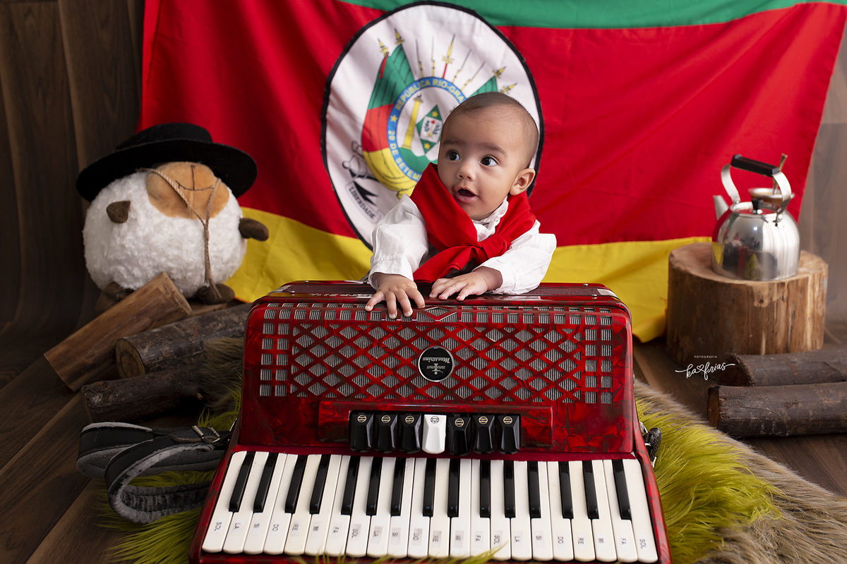 o menino esta apoiado na gaita na sessão de fotos