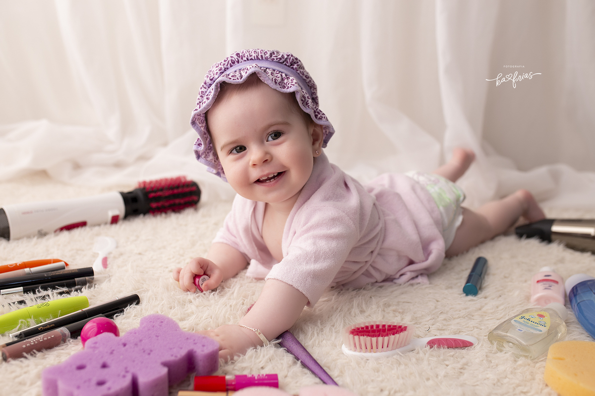 a menina sorri no ensaio infantil