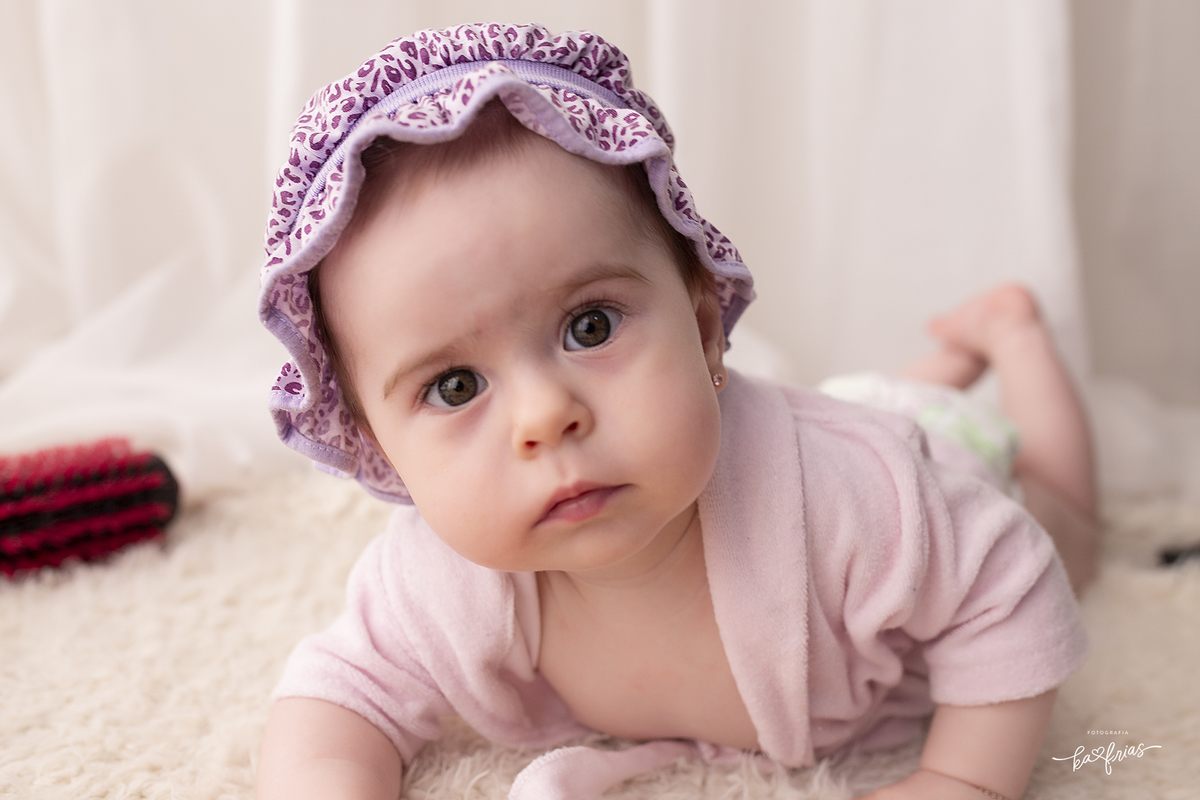 a menina olha para a fotografa de bebes de caxias do sul, ka frias