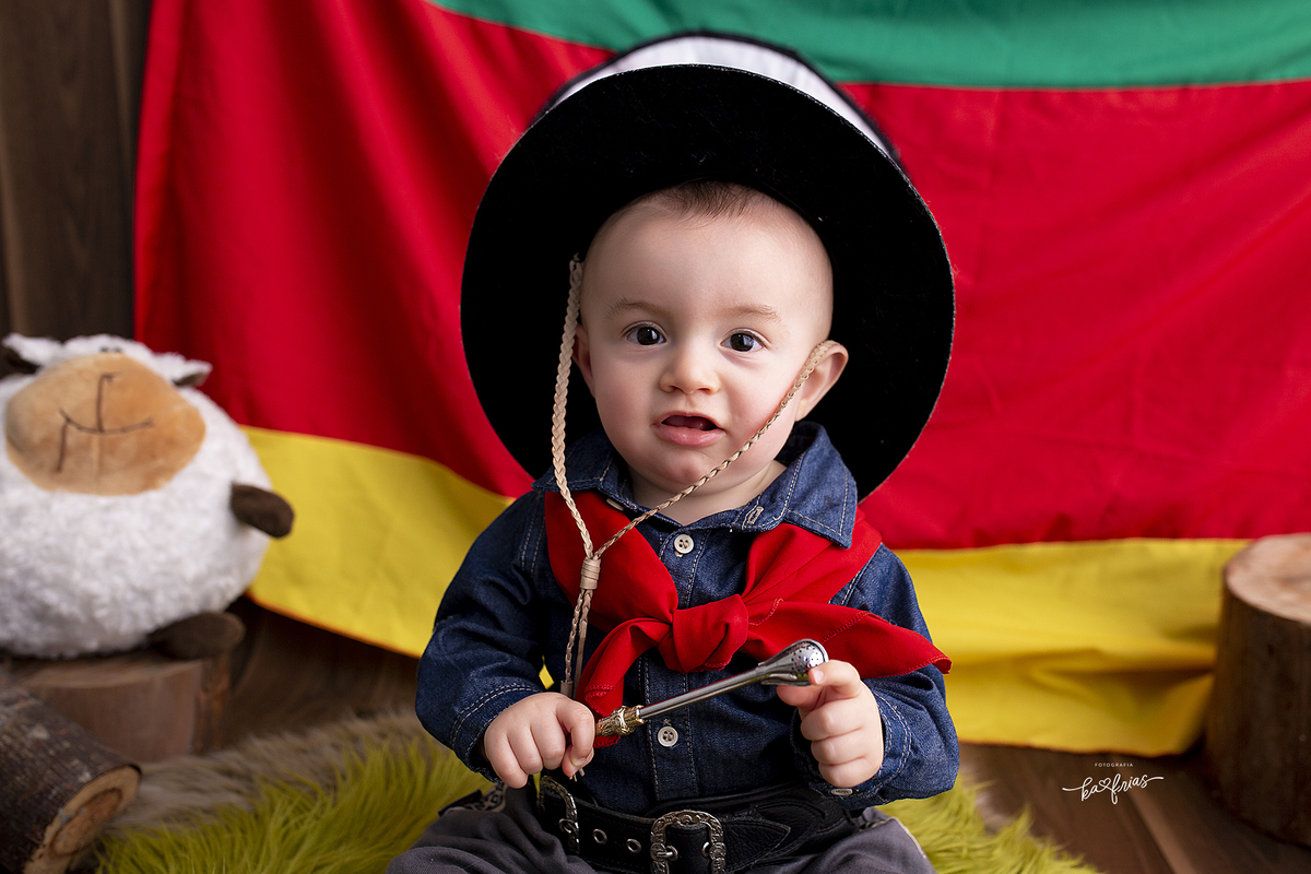 o menino sorri para a fotografa de caxias do sul, ka frias