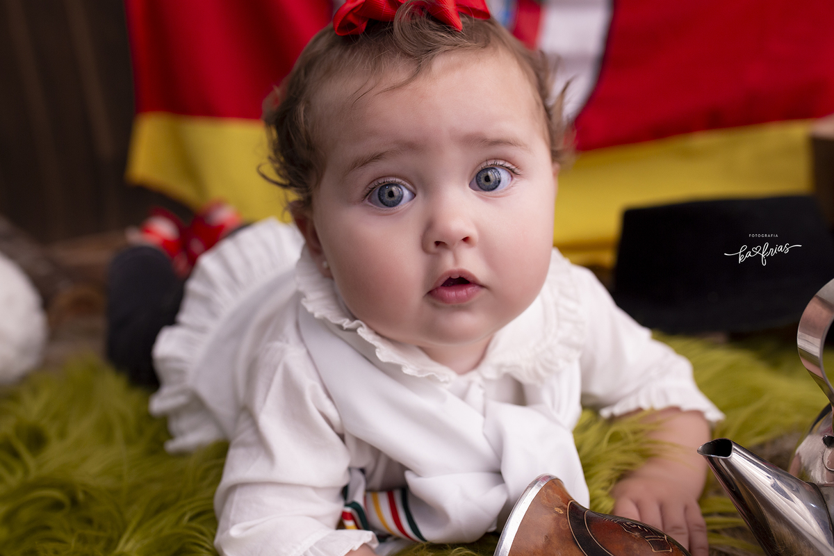 no ensaio infantil a menina olha para a fotografa de bebes de caxias do sul, ka frias