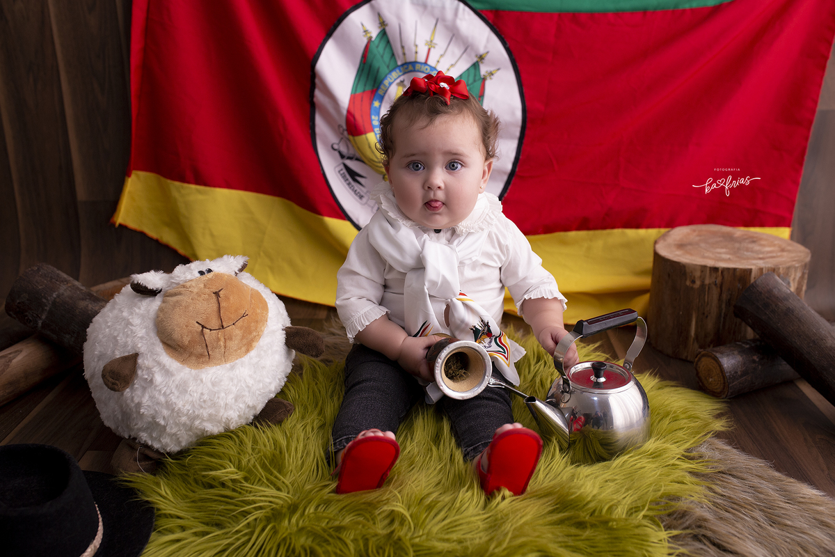 a menina mostra a lingua durante o ensaio mensal