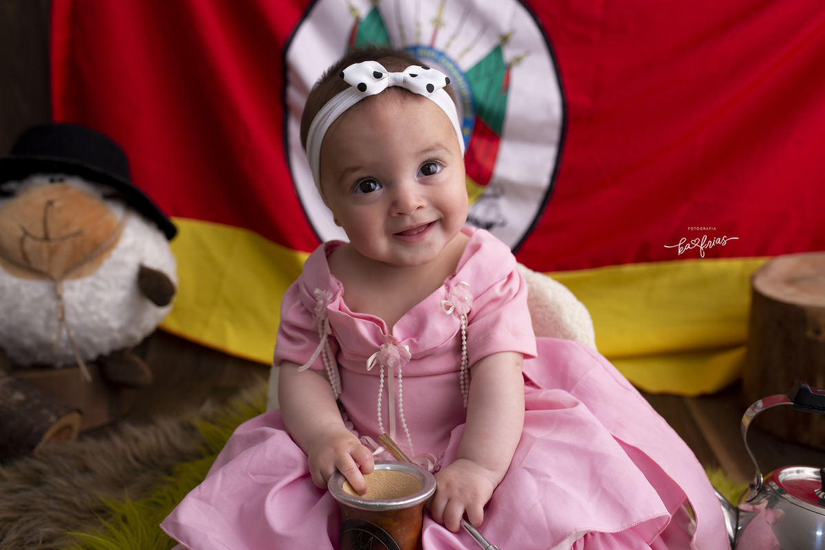 no ensaio infantil a bebe esta vestida de prenda