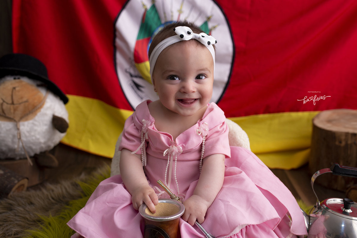 a menina sorri para a fotografa de caxias do sul, ka frias