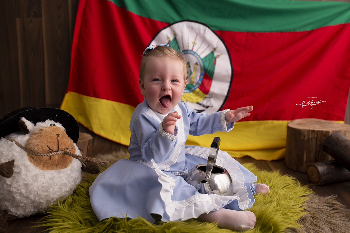 a menina mostra a lingua durante a sessão de fotos