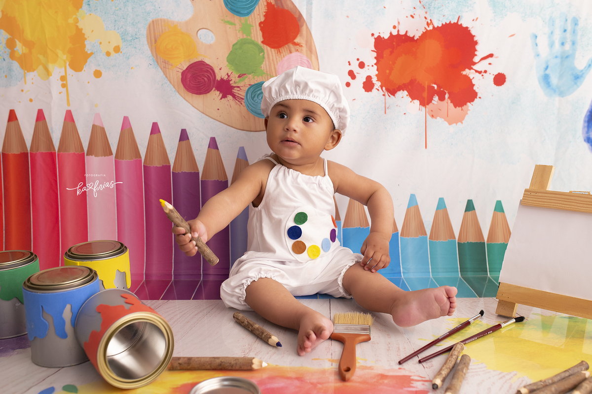 no acompanhamento mensal o bebe segura o lapis