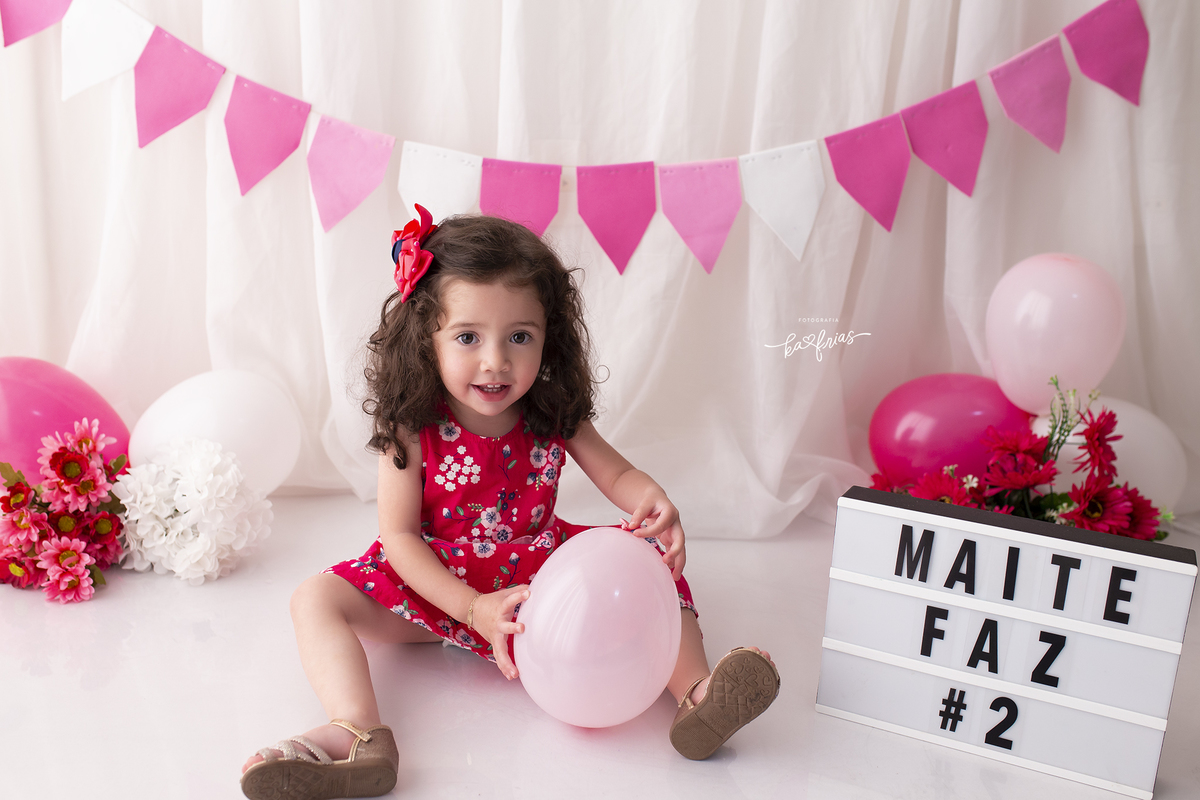 a menina faz fotos em estudio para comemorar seus dois anos