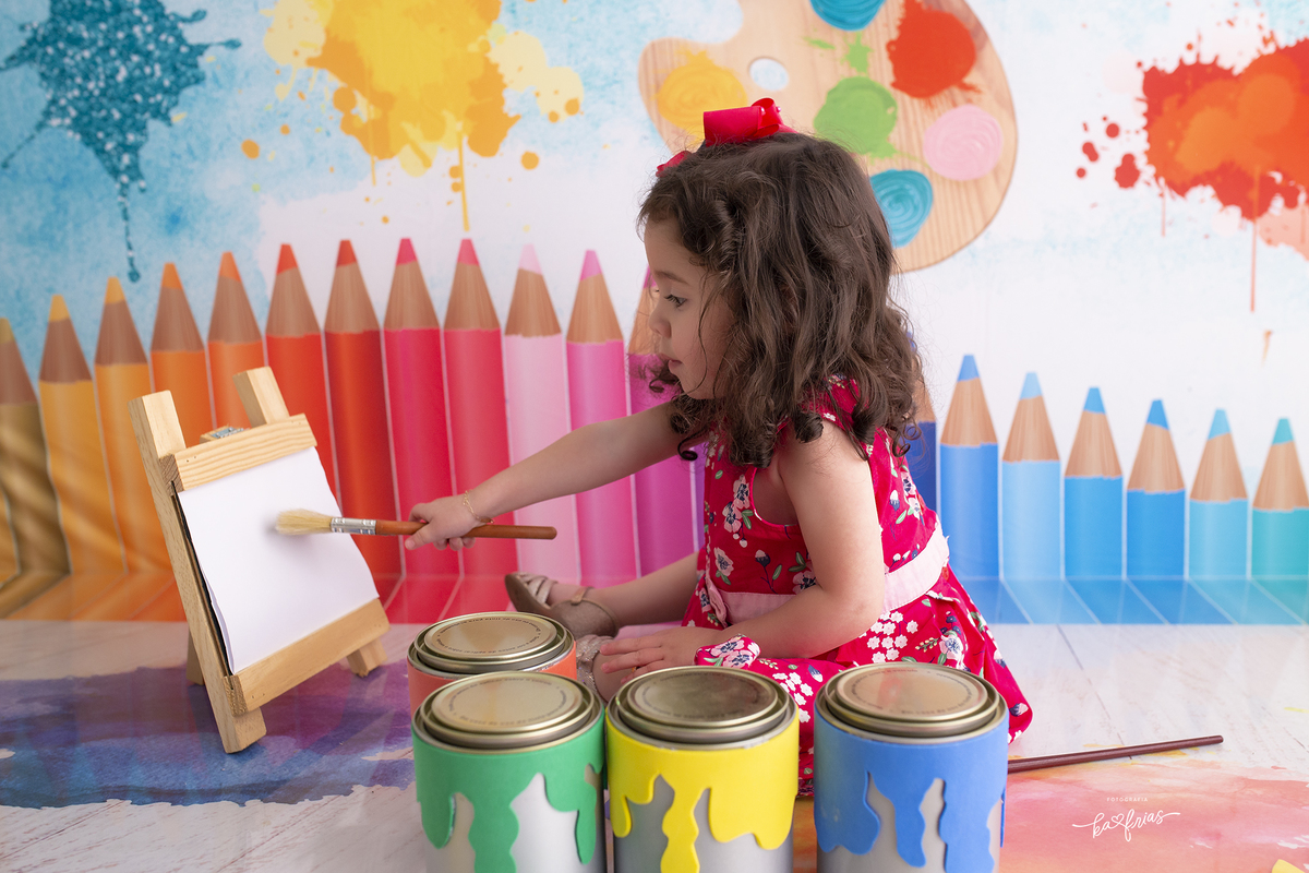 no ensaio infantil a menina brinca