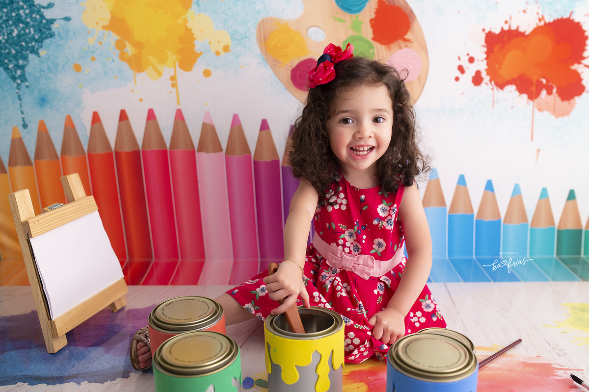 a menina sorri para a fotografa de crianças de caxias do sul, ka frias
