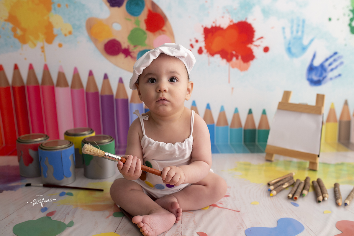 o menino olha para a fotografa de bebes de caxias do sul, ka frias