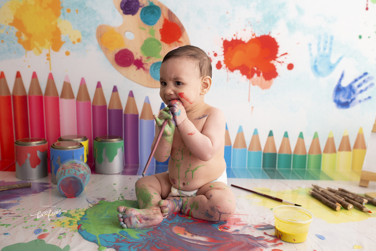 no ensaio de acompanhamento mensal o menino brinca com as tintas