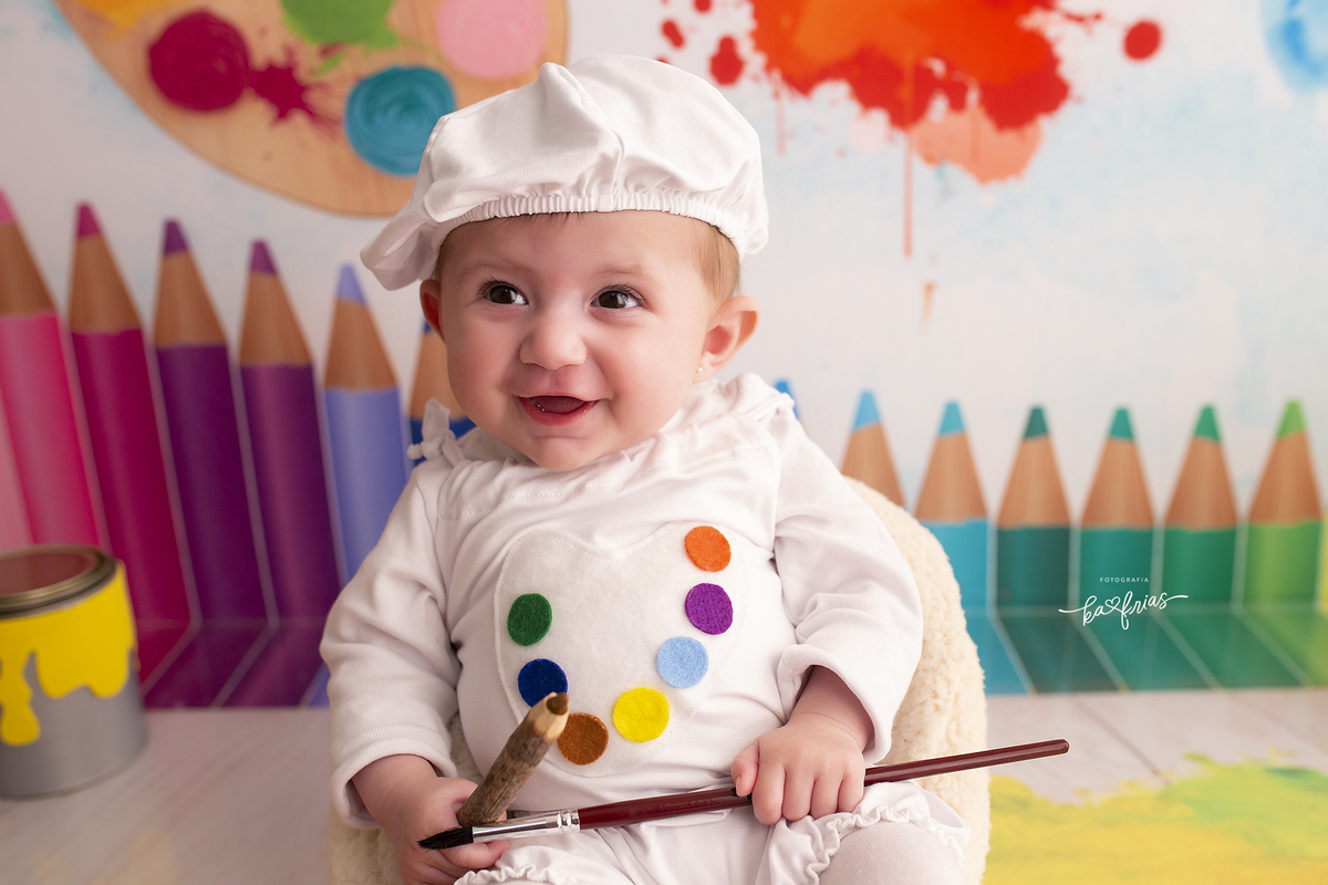 a menina sorri no ensaio de aquarela