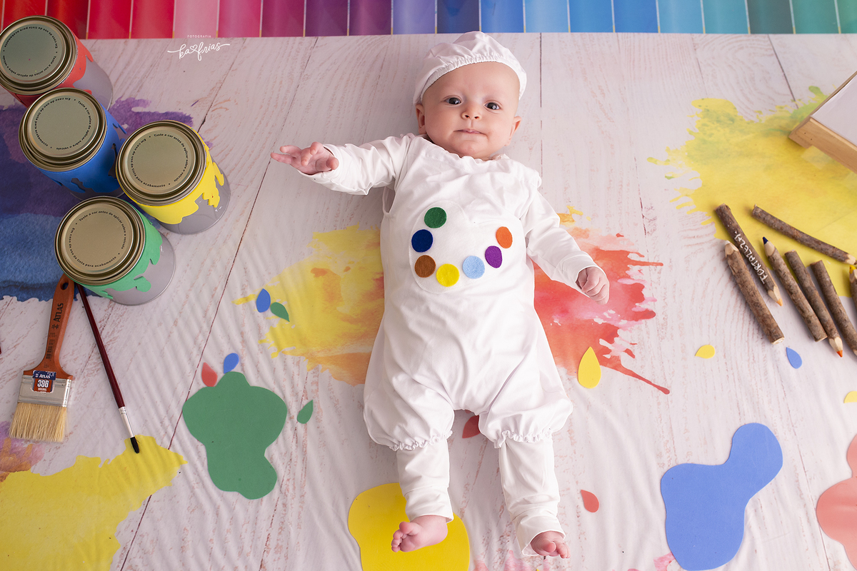 o menino olha para a fotografa de bebes de caxias do sul, ka frias