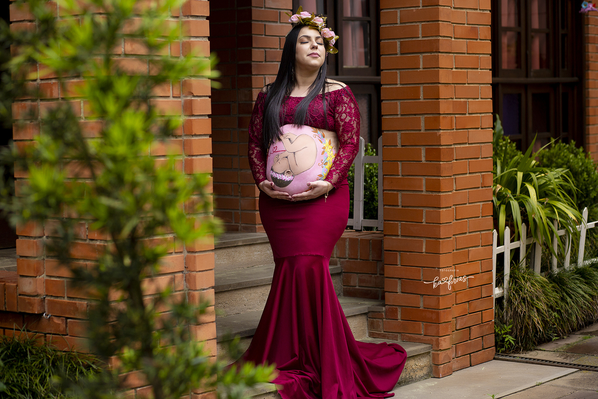 a gestante fecha os olhos no ensaio externo