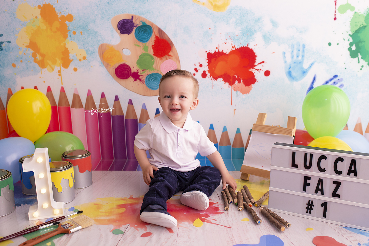 o menino sorri para a fotografa de crianças de caxias do sul, ka frias