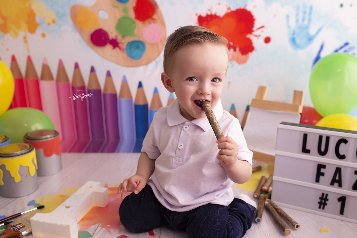 no ensaio infantil o menino brinca com os lapis