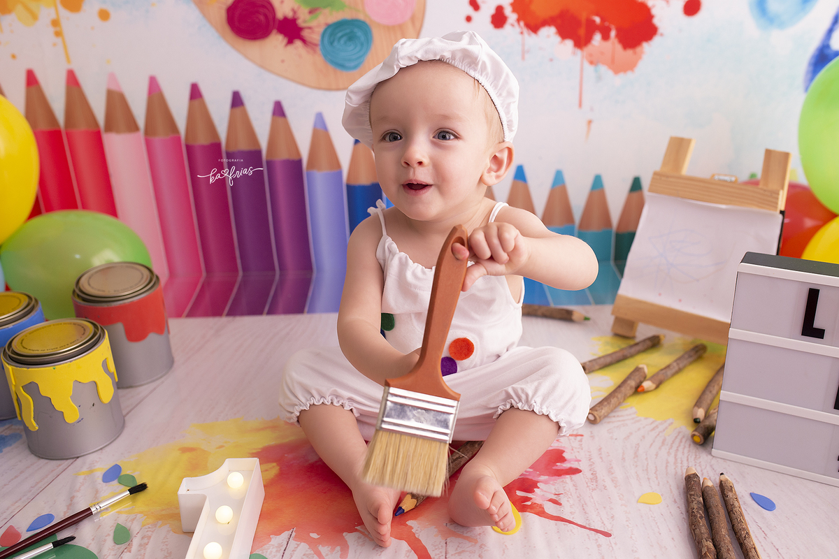 o menino brionca no cenario de pintor