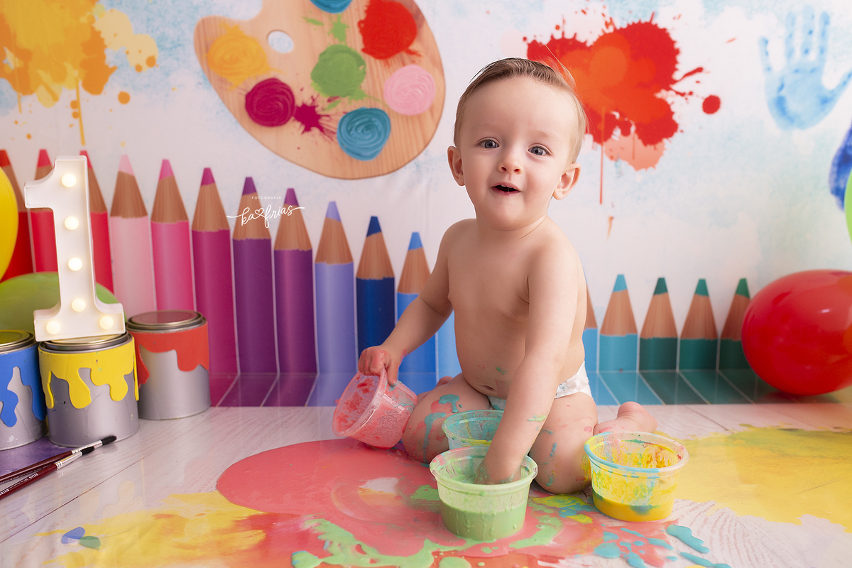 no ensaio smash o menino se lambuza com as tintas