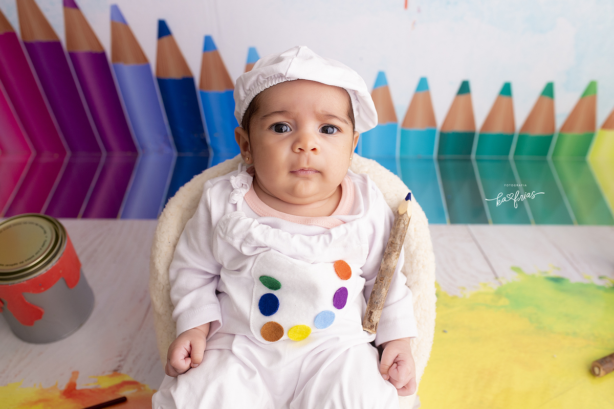 no acompanhamento mensal a bebe esta vestida de pintora