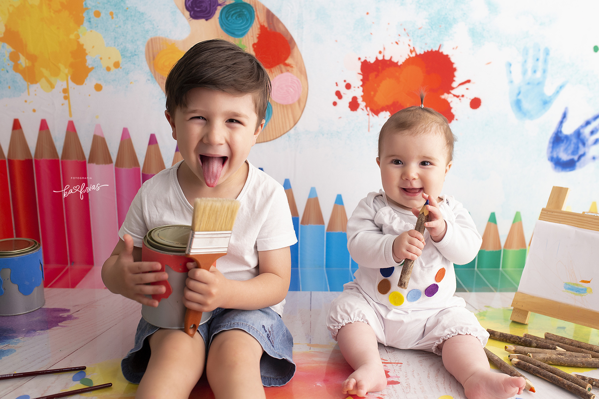 os irmaos brincam no cenario de aquarela