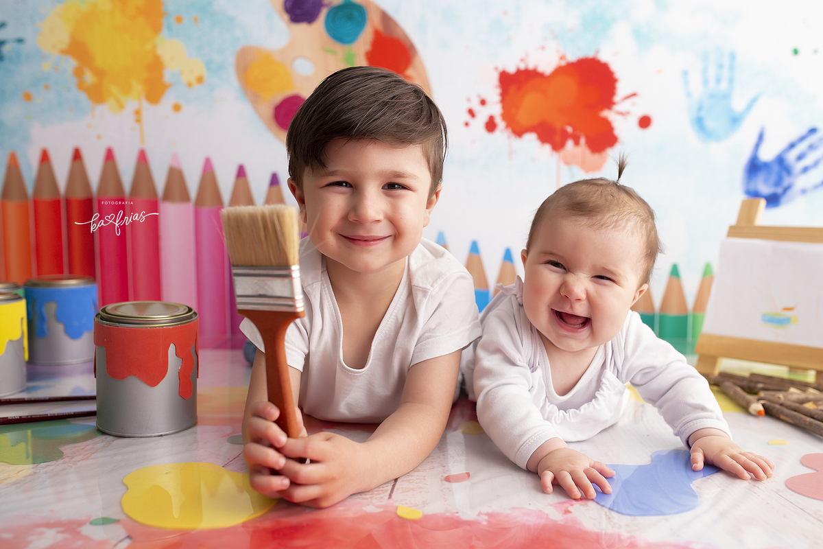 no ensaio infantil os irmaos sorriem